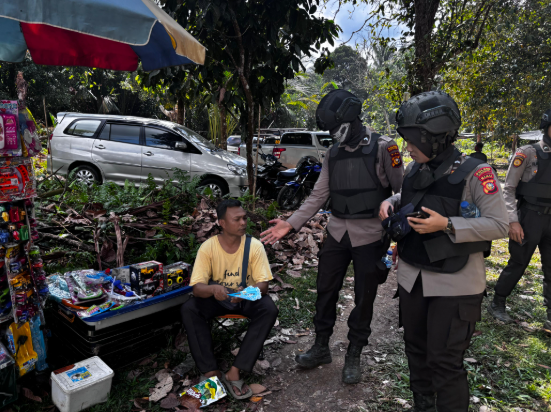 Tim RAGA bersama Srikandi-srikandi Polres Kuansing Amankan Festival Pacu Jalur Rayon 1 Kecamatan Cerenti